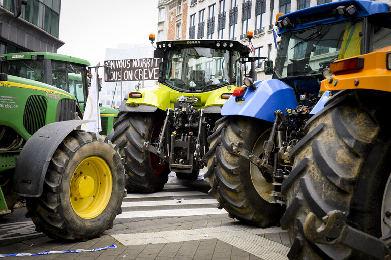 Photo 1 : Farmers demonstration in front of the European Institutions