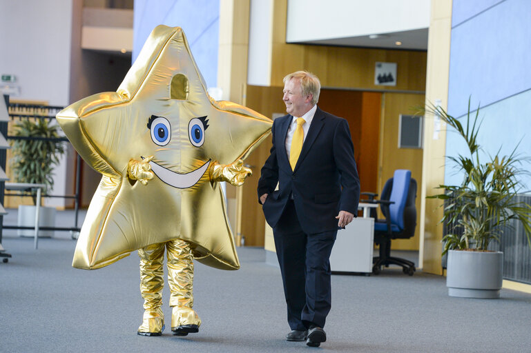 Fotografi 3: Arne GERICKE welcomes members of European Family Associations and the Little Star as mascot of child friendly Europe campaign