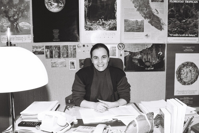 Fotografi 1: MEP Maria Amelia SANTOS in her office in Strasbourg