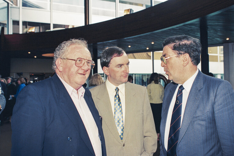 MEPs Mark KILLILEA and John HUME meet journalist at the European Parliament in Strasbourg