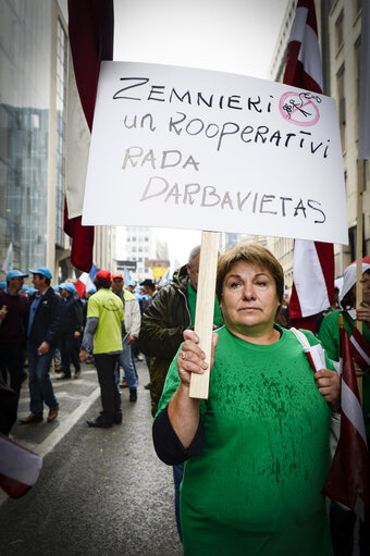 Valokuva 32: Farmers demonstration in front of the European Institutions