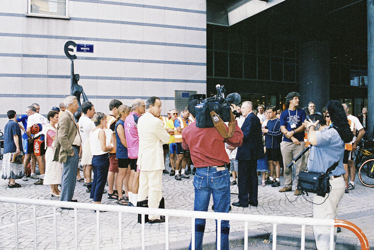 Photo 19 : Arrival in Brussels of the Euro-Tandem Tour 2003 - Petition tour : 'European Year of Disabled People'