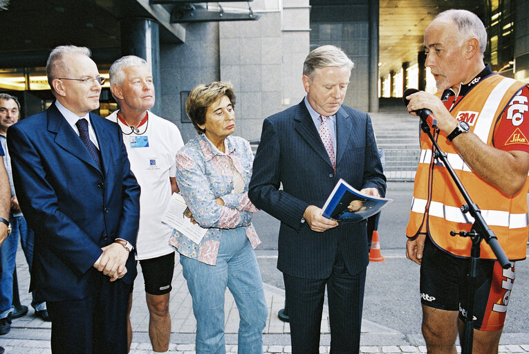 Photo 21 : Arrival in Brussels of the Euro-Tandem Tour 2003 - Petition tour : 'European Year of Disabled People'