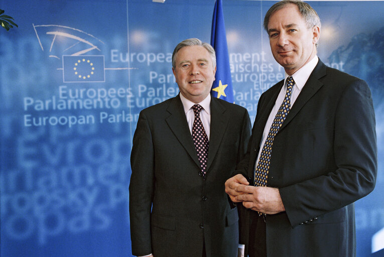Photo 2: Pat COX - EP President meets with Geoff HOON, British Secretary of State for Defence
