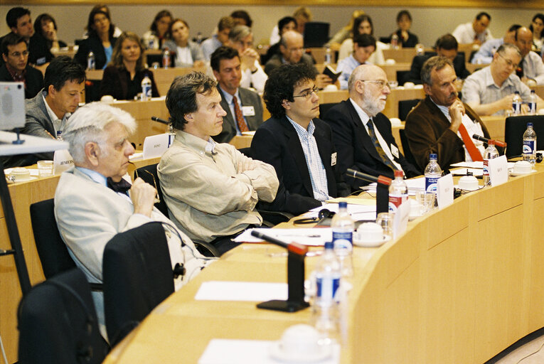 Zdjęcie 22: Conference : European public opinion and the 2004 European Parliament elections