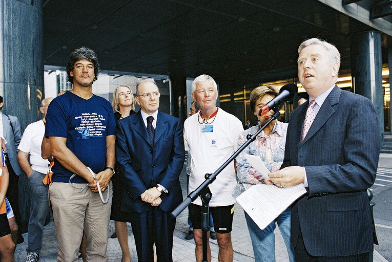 Arrival in Brussels of the Euro-Tandem Tour 2003 - Petition tour : 'European Year of Disabled People'