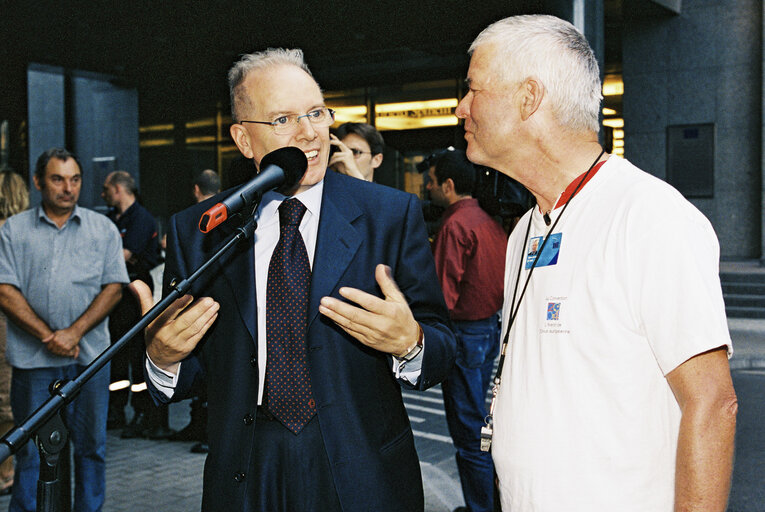 Photo 23 : Arrival in Brussels of the Euro-Tandem Tour 2003 - Petition tour : 'European Year of Disabled People'