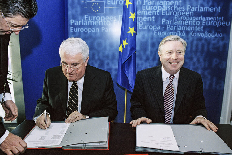 Fotografie 3: Formal Signature of Lex Texts in the presence of the Council, represented by Irish European Affairs Minister