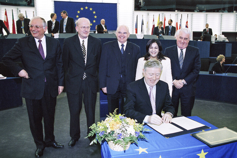 Fotografia 3: LEX Signing in the Presence of Irish European Affairs Minister