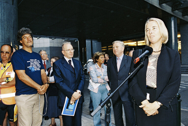 Arrival in Brussels of the Euro-Tandem Tour 2003 - Petition tour : 'European Year of Disabled People'