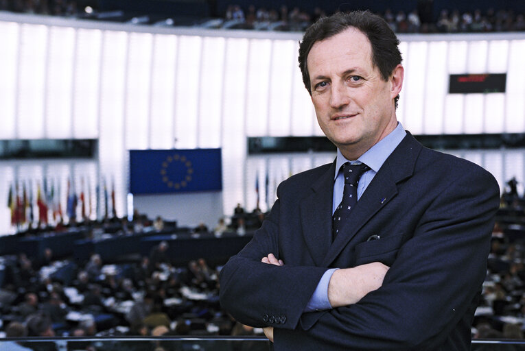 Foto 2: MEP Mario MANTOVANI in Plenary Session in Strasbourg