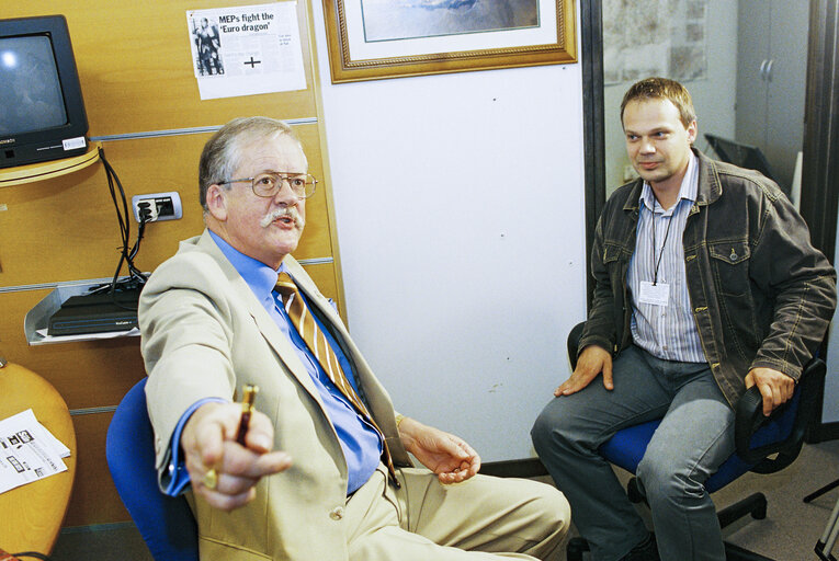 Foto 3: MEP Roger HELMER with a banner defending the right to hunt