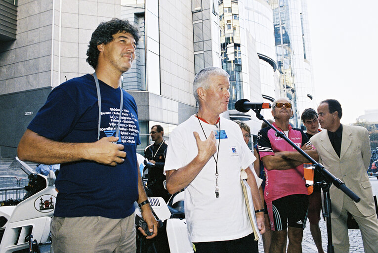 Photo 25 : Arrival in Brussels of the Euro-Tandem Tour 2003 - Petition tour : 'European Year of Disabled People'