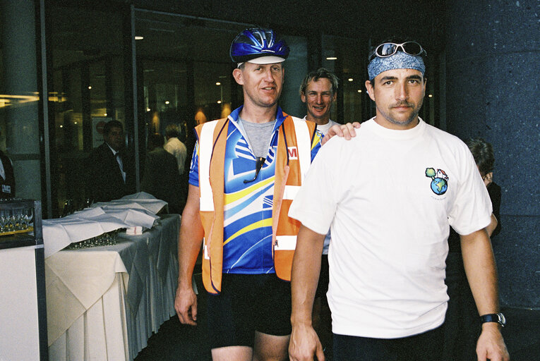 Photo 26 : Arrival in Brussels of the Euro-Tandem Tour 2003 - Petition tour : 'European Year of Disabled People'