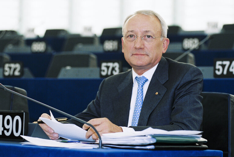 Foto 3: MEP Peter Michael MOMBAUR attends a plenary session in Strasbourg