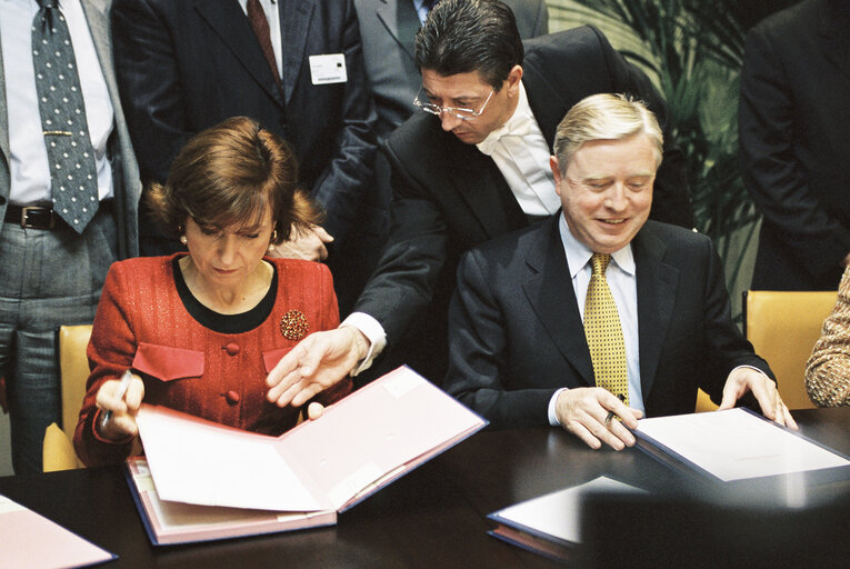 Fotografia 5: Signature of Act of Purchase of LOW Building in Strasbourg