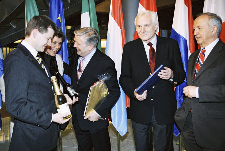 Pat COX - EP President receives gifts from MEPs