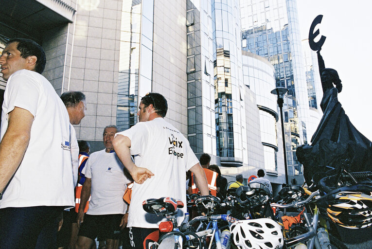 Photo 18 : Arrival in Brussels of the Euro-Tandem Tour 2003 - Petition tour : 'European Year of Disabled People'