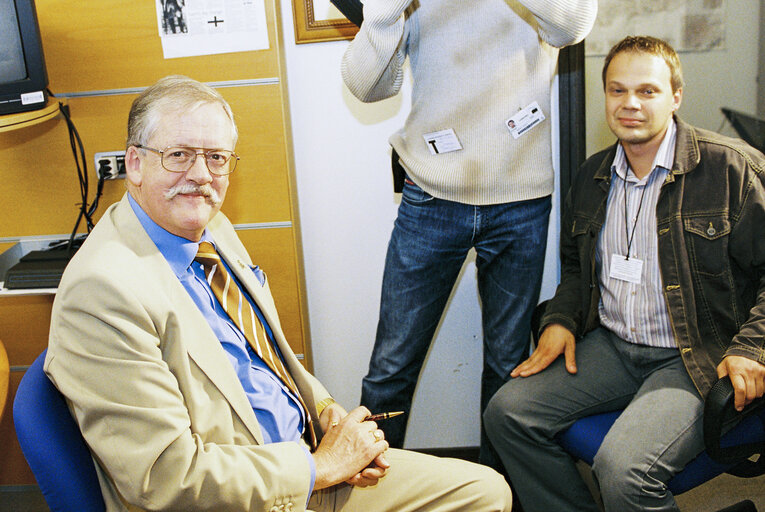 Foto 4: MEP Roger HELMER with a banner defending the right to hunt