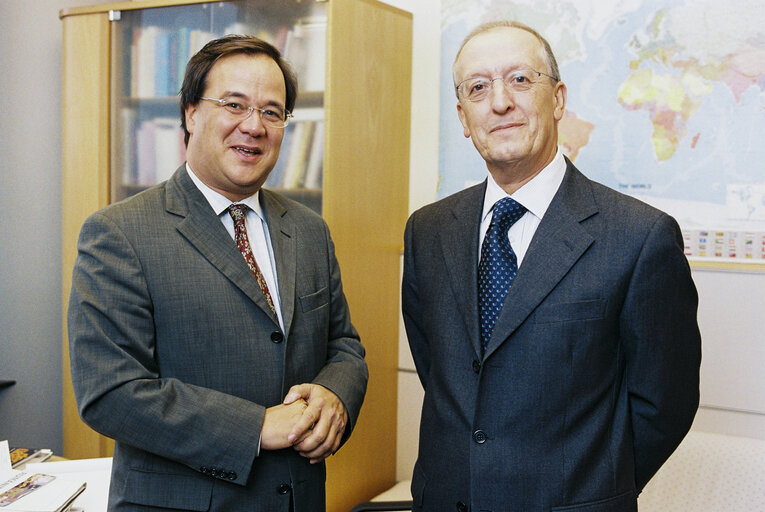 Fotografija 2: MEP Armin LASCHET with a guest in his office in Brussels