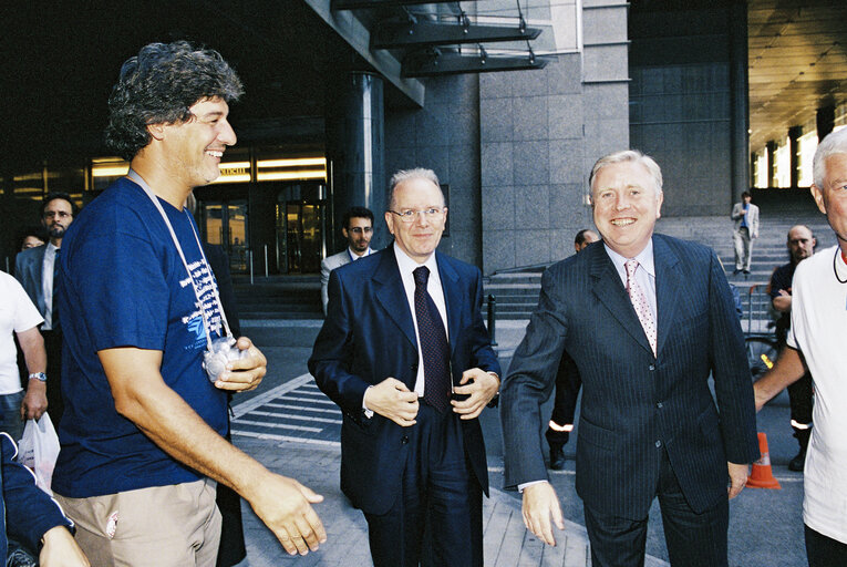 Photo 28 : Arrival in Brussels of the Euro-Tandem Tour 2003 - Petition tour : 'European Year of Disabled People'