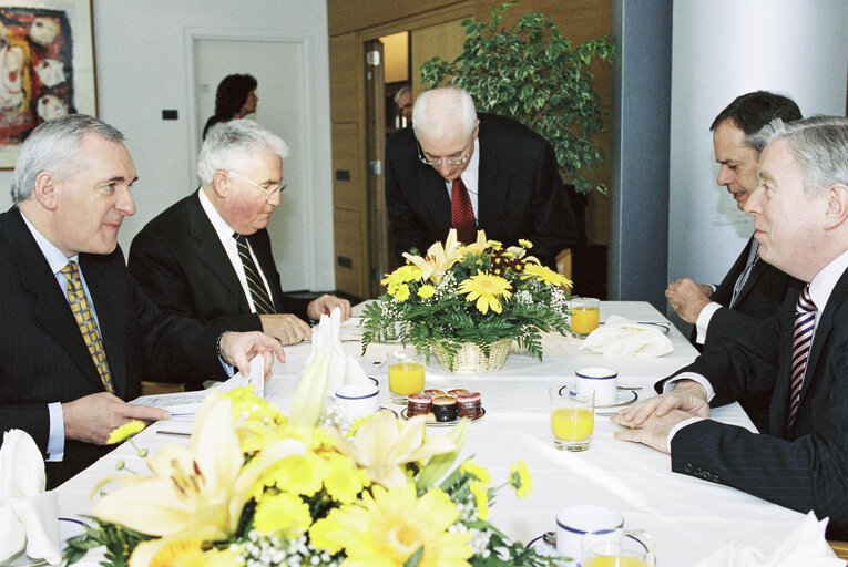 Φωτογραφία 8: Pat COX - EP President meets with Bertie AHERN, Irish Prime Minister