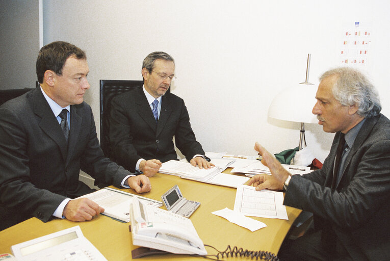 Foto 8: MEPs Michl EBNER and Luigi COCILOVO in a meeting at the European Parliament in Strasbourg