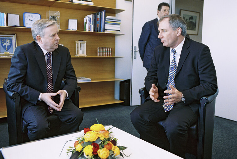 Photo 3: Pat COX - EP President meets with Geoff HOON, British Secretary of State for Defence