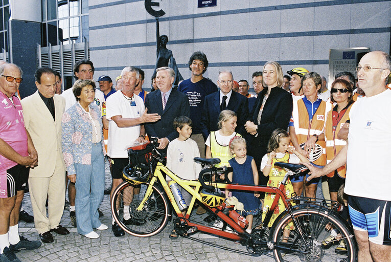 Photo 29 : Arrival in Brussels of the Euro-Tandem Tour 2003 - Petition tour : 'European Year of Disabled People'