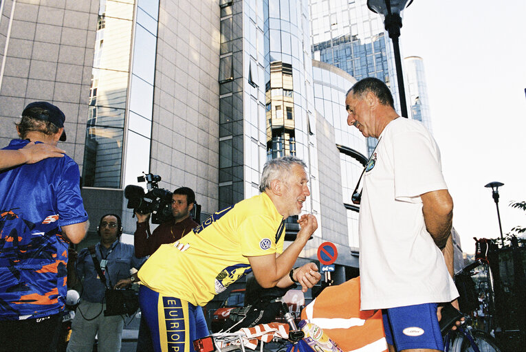 Photo 30 : Arrival in Brussels of the Euro-Tandem Tour 2003 - Petition tour : 'European Year of Disabled People'