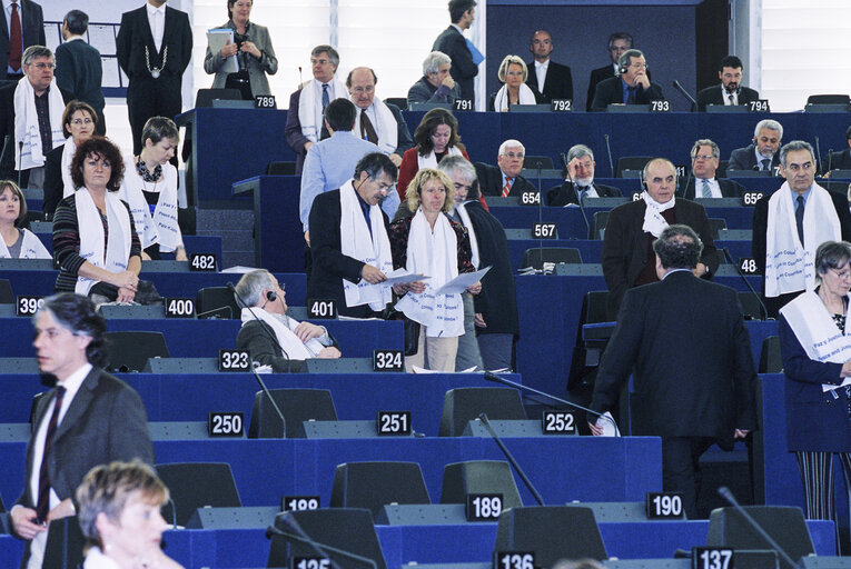 Foto 3: Plenary Session in Strasbourg with President of Colombia. Action to draw attention on the situation in Colombia