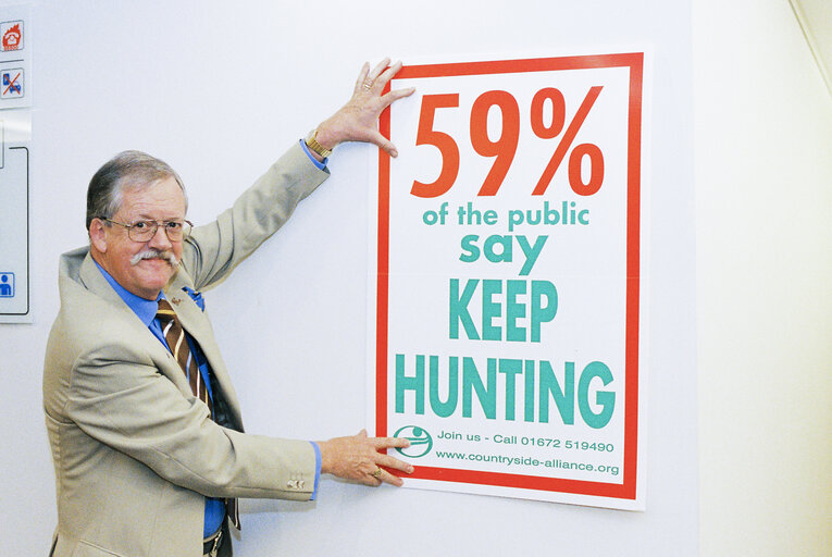 Foto 5: MEP Roger HELMER with a banner defending the right to hunt