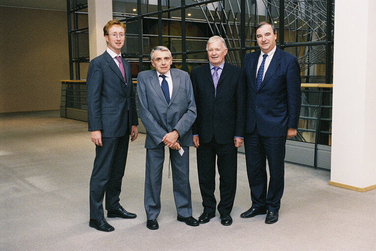 Fotogrāfija 2: Irish MEPs with Irish farmers