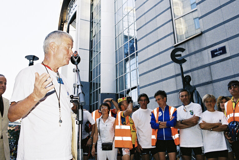 Photo 31 : Arrival in Brussels of the Euro-Tandem Tour 2003 - Petition tour : 'European Year of Disabled People'