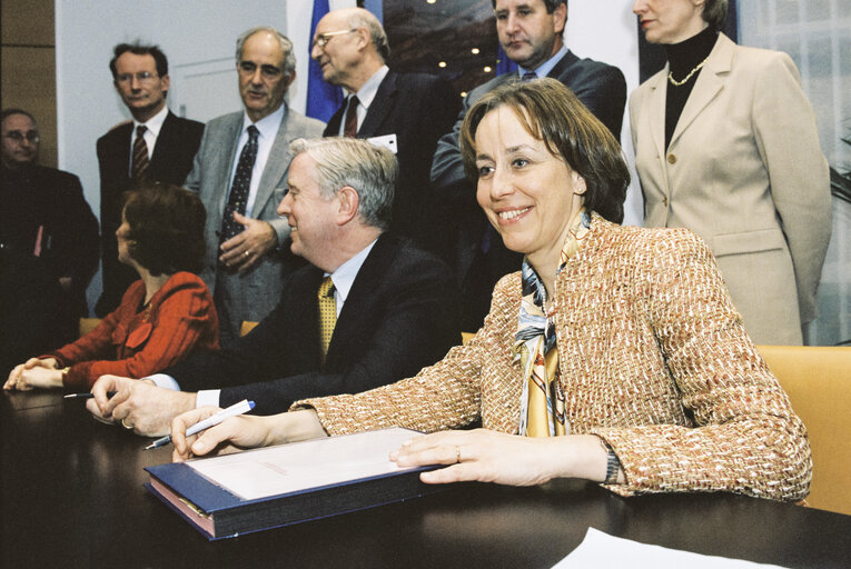 Fotografia 6: Signature of Act of Purchase of LOW Building in Strasbourg