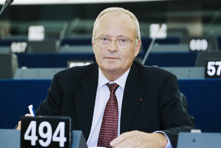 Foto 5: MEP Hugues MARTIN speaks in plenary session in Strasbourg