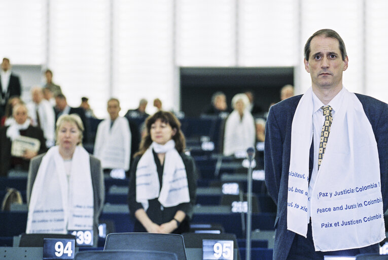 Foto 4: Plenary Session in Strasbourg with President of Colombia. Action to draw attention on the situation in Colombia