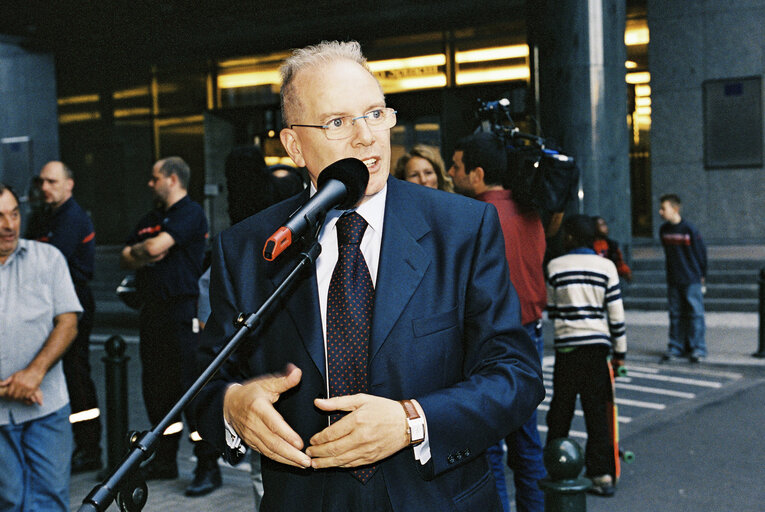 Photo 32 : Arrival in Brussels of the Euro-Tandem Tour 2003 - Petition tour : 'European Year of Disabled People'