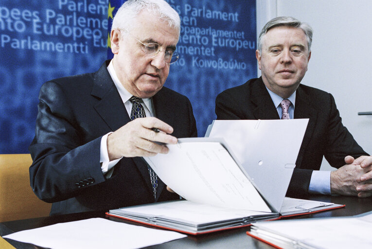 Foto 2: LEX Signing in the Presence of Dick ROCHE, Irish European Affairs Minister