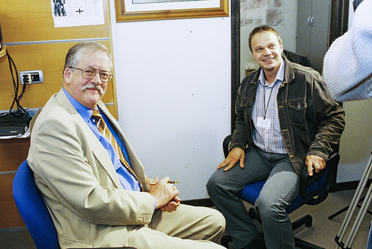 Fotogrāfija 6: MEP Roger HELMER with a banner defending the right to hunt