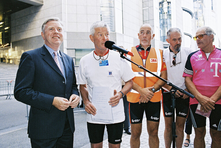 Photo 33 : Arrival in Brussels of the Euro-Tandem Tour 2003 - Petition tour : 'European Year of Disabled People'