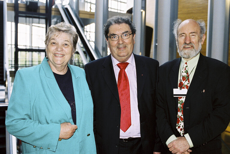 Снимка 20: Portrait of Mep John HUME with other UK MEP's  at the European Parliament in Strasbourg