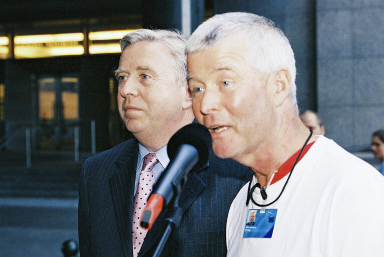 Photo 34 : Arrival in Brussels of the Euro-Tandem Tour 2003 - Petition tour : 'European Year of Disabled People'