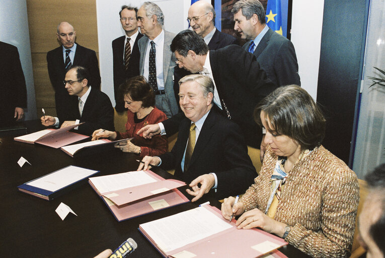 Fotografia 7: Signature of Act of Purchase of LOW Building in Strasbourg