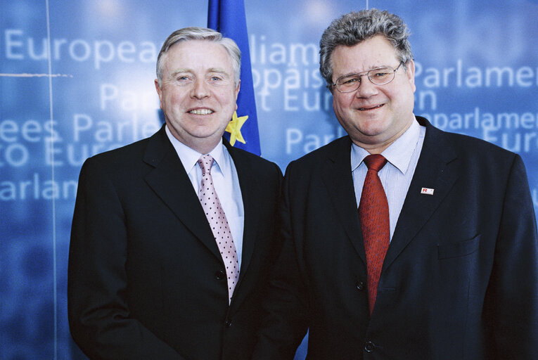 Foto 2: Pat COX EP President meets with MEP Gerhard SCHMID