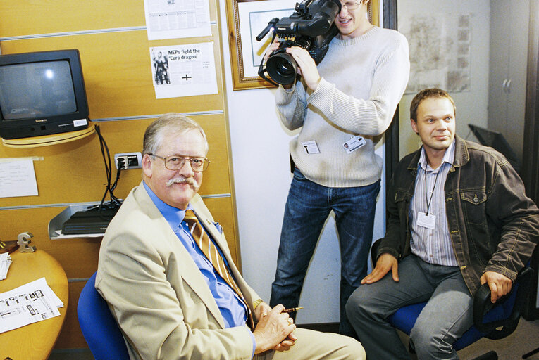 Fotogrāfija 7: MEP Roger HELMER with a banner defending the right to hunt