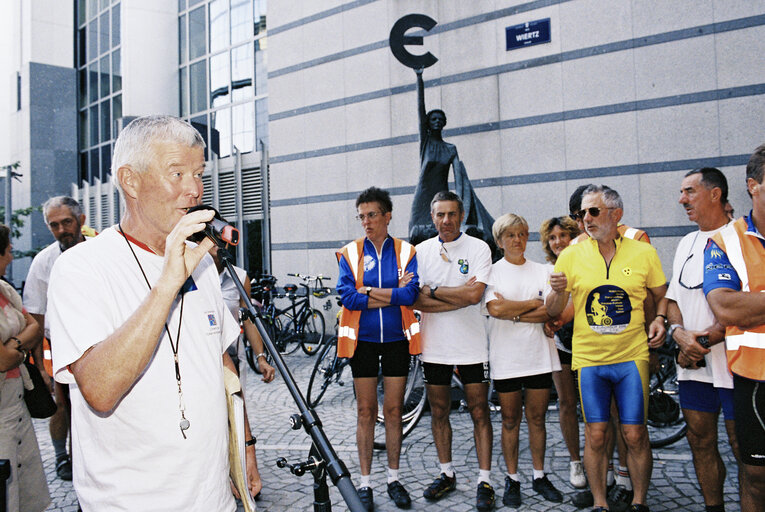 Photo 10 : Arrival in Brussels of the Euro-Tandem Tour 2003 - Petition tour : 'European Year of Disabled People'