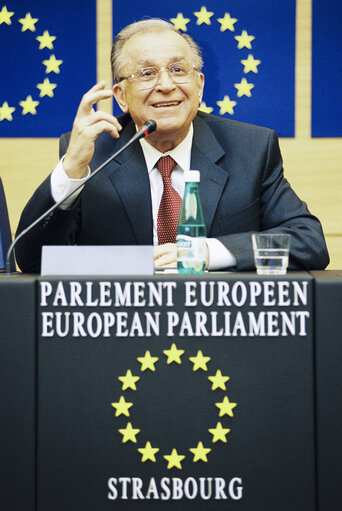 Fotogrāfija 31: The President of Romania makes an official visit to the EP in Strasbourg - Press conference