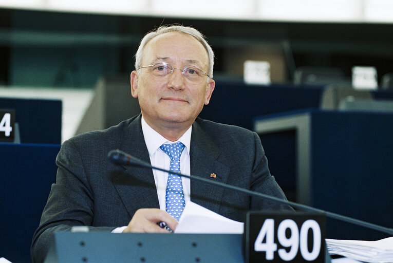 Fotogrāfija 4: MEP Peter Michael MOMBAUR attends a plenary session in Strasbourg