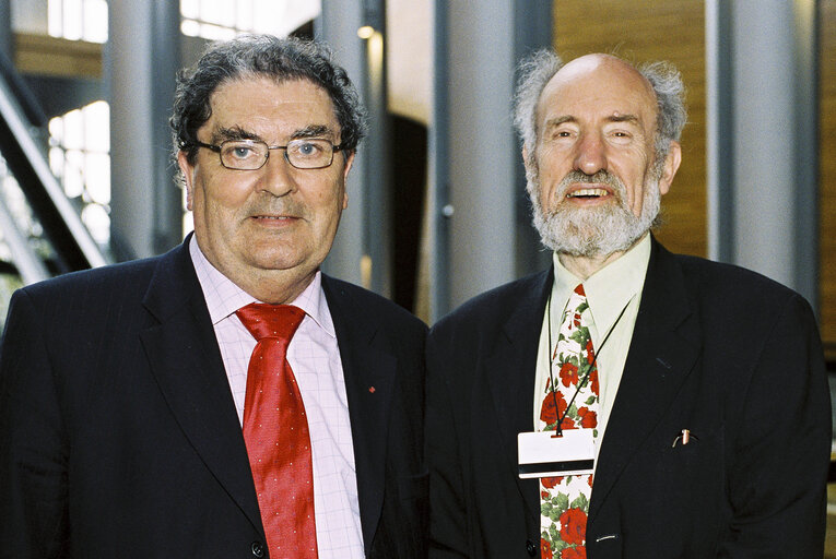 Снимка 19: Portrait of Mep John HUME with other UK MEP's  at the European Parliament in Strasbourg